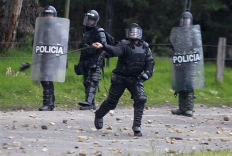 Despiden a más de agentes para depurar la Policía de Colombia