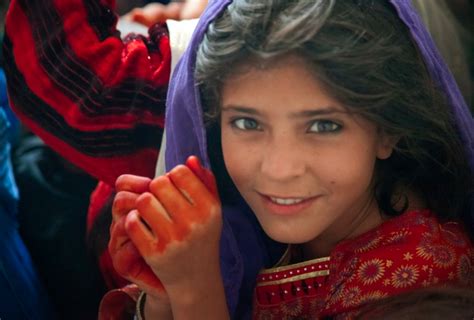 لبخند افغان Village Girl Girl With Green Eyes Afghan Girl