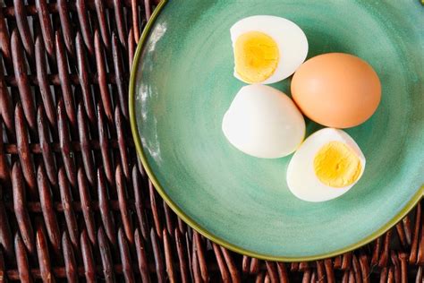Maybe because you live in a dorm room, or maybe you want to poach an egg in your office's kitchen and add it the this recipe includes a different technique for microwave poaching that starts with boiling water. How to Hard-Boil Eggs in a Microwave | LEAFtv