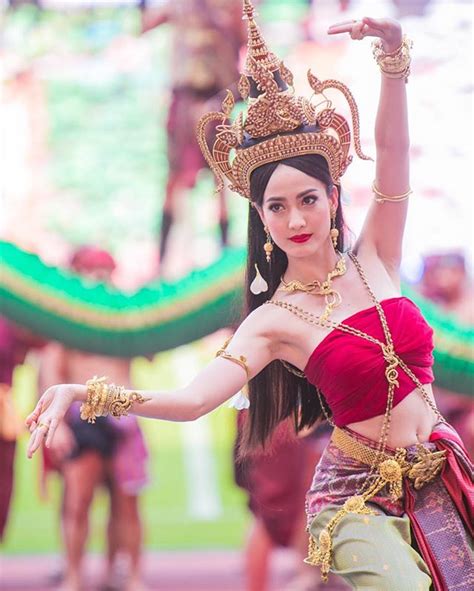 ขวัญใจบ้านนา ร่วมกับ เต๋อ ฉันทวิชช์, ก้อง สรวิชญ์, พริม พริมา, ปอ อรรณพ(เพลงประกอบละคร รักจังเอย) 6. ประวัติความเป็นมาของ ชุดไทย ชุดไทยพระราชนิยม ดาราใส่ชุดไทย