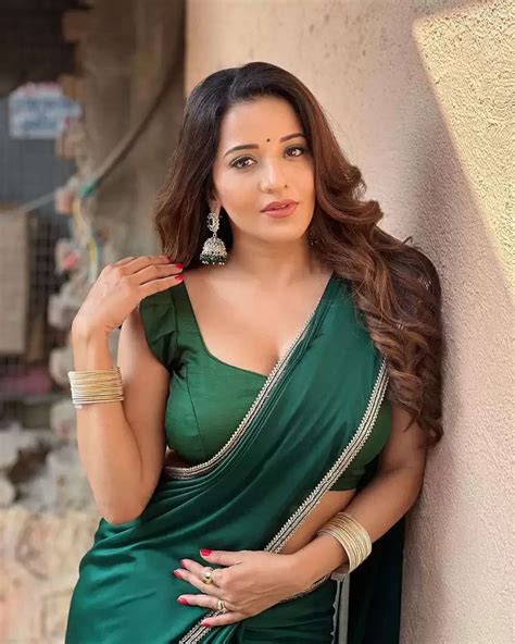 photo gallery bhojpuri actress monalisa showed her beauty in her saree look click here to see