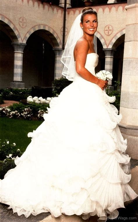 Jun 07, 2021 · coleen, 35, and wayne rooney, also 35, enjoyed a weekend away with friends, with the former making sure to document their outings on social media. Coleen Rooney In Wedding Gown | Super WAGS - Hottest Wives ...