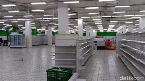 Kendati harus tutup, para karyawan mengaku tetap semangat untuk menjalani keputusan tersebut pasalnya kehidupan masih harus tetap berjalan. Sad! 87 Karyawan Kena PHK Imbas Penutupan Giant Pamulang ...