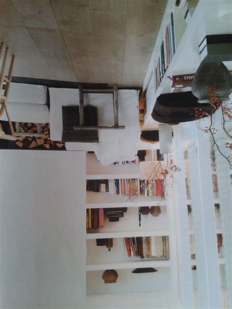 Ingebouwde boekenkasten zorgen dus voor rust en gezelligheid in je interieur omdat het er rustig uit ziet dat er geen meubel staat maar er staan wel… Ingebouwde boekenkast voor in de woonkamer | Ingebouwde ...