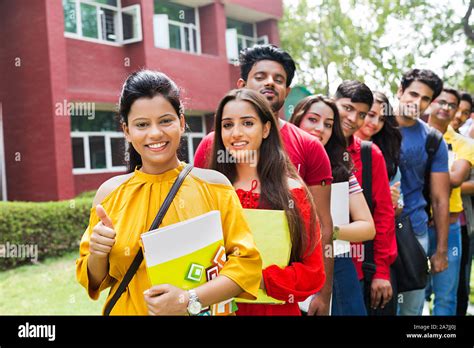Group Girls Outside Hi Res Stock Photography And Images Alamy