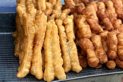 Cara membuat cakwe enak memang tidak begitu sulit, namun memang memerlukan waktu yang ambil 1 buah adonan, tarik sedikit kedua ujungnya, masukkan ke wajan. Resep Cakwe, Roti Goreng Gurih yang Dijual Bareng Odading