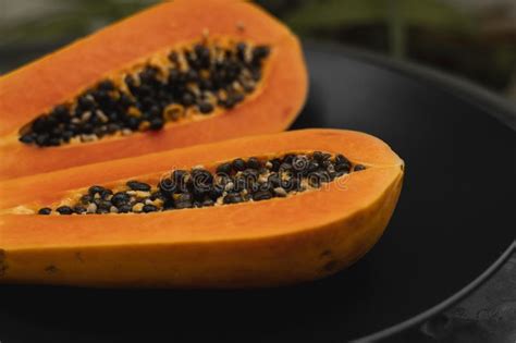 Papaya Madura De Medio Corte Con Semilla En Una Placa Blanca Trozos De