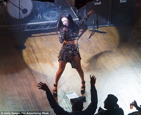 Charli Xcx Flaunts Her Toned Abs At Spotify Opening Gig Daily Mail Online