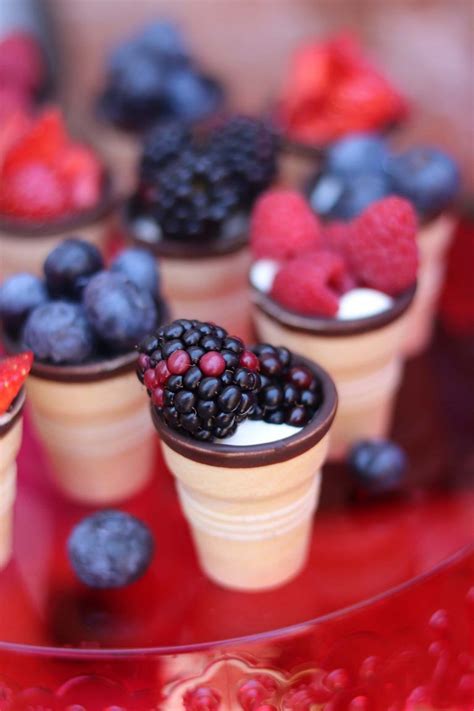 Alle picknick rezepte sind super einfach und schnell gemacht und sorgen für schmackhafte abwechslung in deinem picknickkorb! Die schnelle Idee fürs Picknick: Obst im Waffelbecher ...