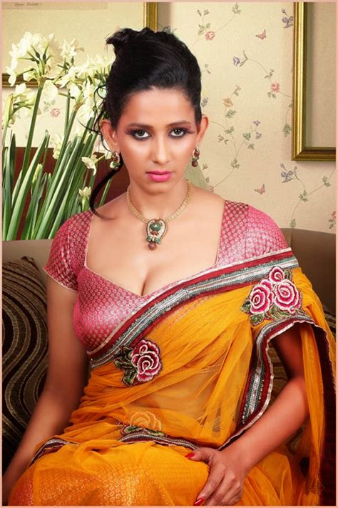 Kerala Mallu Busty Actress Sanjana Spicy Saree Pallu Drop Showing Big Juicy Milk Tanks In Low