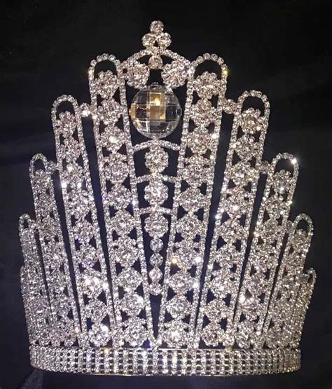 pin de lauren 👑💎🌹🌴🌺 ️ ♌️ en pageant crowns trophies