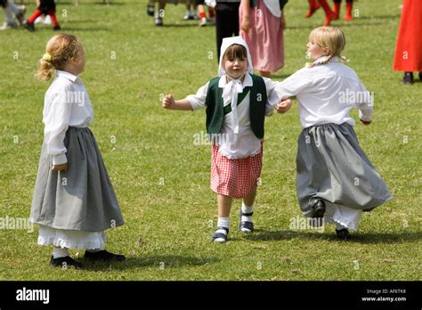 Los Niños En Traje Tradicional País Bailando En Un Festival En Las