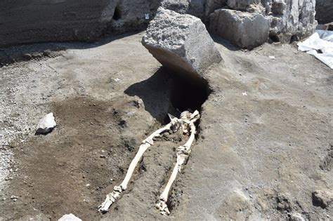 In Pompeii Archaeologists Discover The Skeleton Of A Man Who Escaped