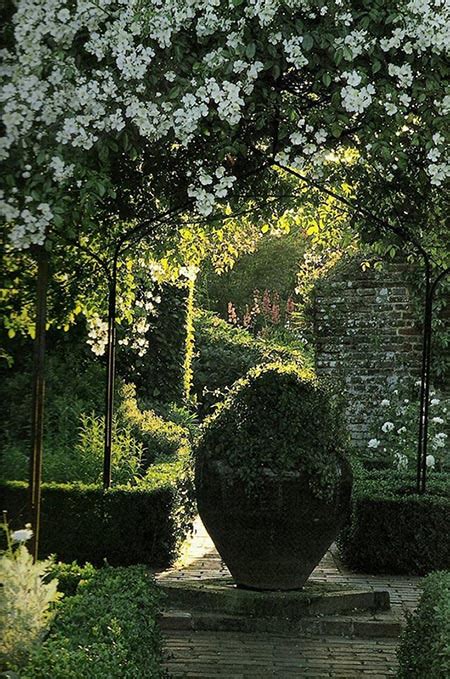 Der wohl bekannteste »weiße garten«, ist »the white garden of sissinghurst. Replika des Rosenpavillons aus dem weißen Garten in ...