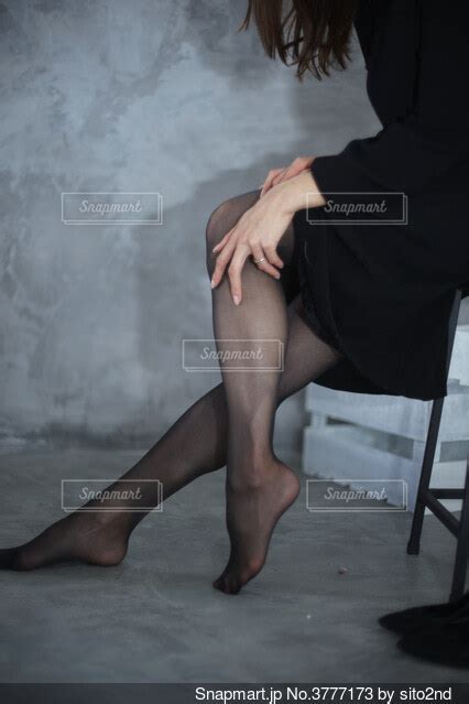 椅子に座ってる女性の足元。の写真・画像素材[3777173] Snapmart（スナップマート）