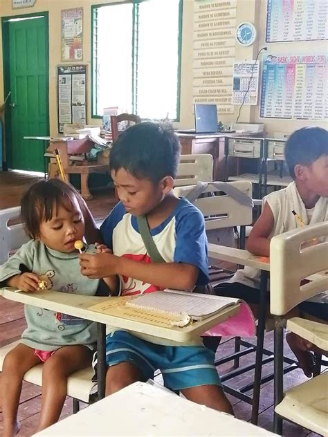 Batang Pangarap Maging Guro Pumapasok Sa School Habang Inaalagaan Ang