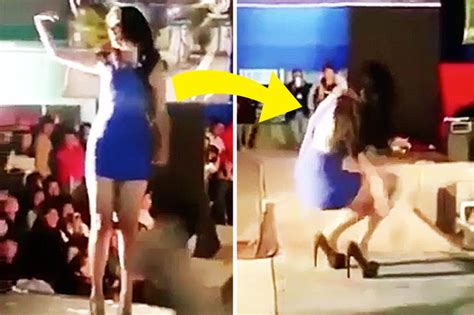 Model Stumbles As Ankles Give Way On Catwalk In Hilarious Video Daily Star