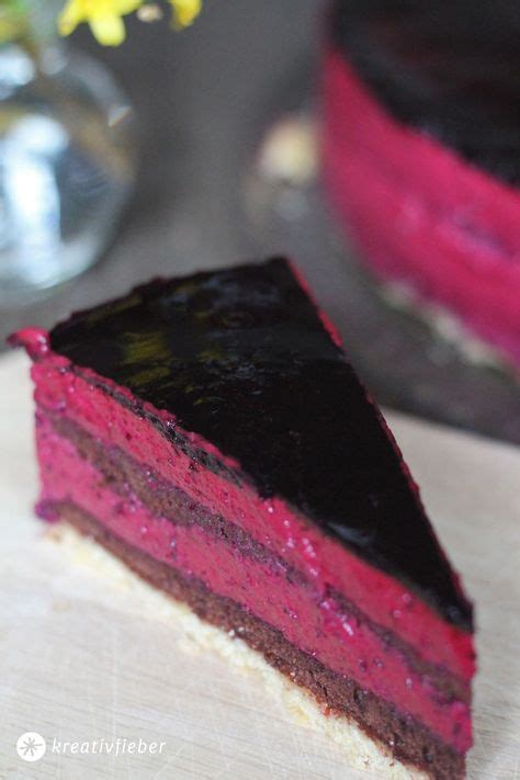 Kuchen backen an sich ist mir ein liebes hobby, das schwarze johannisbeeren werden erst püriert, dann mit joghurt und zucker leicht verrührt, sodass. Schwarze Johannisbeertorte - leckere Sonntagstorte ...