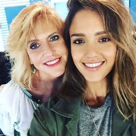 Jessica Alba Selfie With Mom Cathy Alba Popsugar Latina