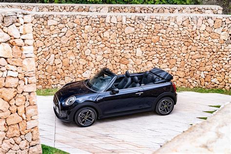 MINI Cooper SE Convertible Enigmatic Black (07/2023).