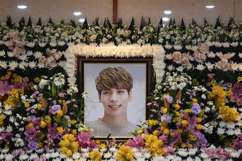 Fans Mourn Kim Jong Hyun A K Pop Singer Whose Style Was Instantly