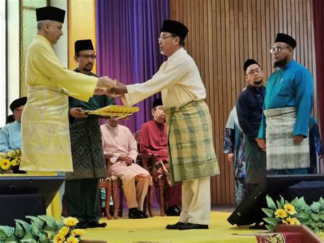 Sultan nazrin shah dan tun m mencuba virtual realiti di kl summit 2019. Sultan Perak sampaikan tauliah pegawai masjid | Nasional ...
