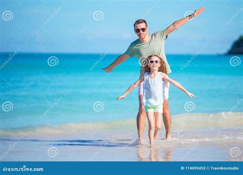 Petite Fille Et Papa Heureux Ayant L Amusement Pendant Des Vacances De Plage Image Stock Image