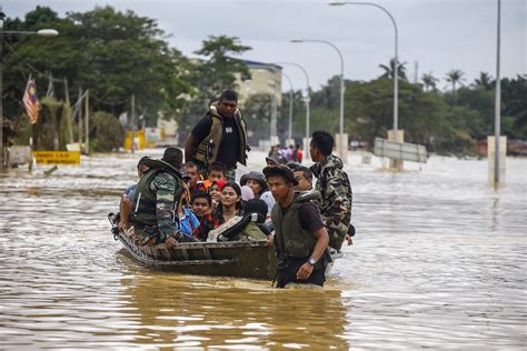 Di wilayah pulau penang dan kedah di utara malaysia, 5,478 orang telah dipindahkan akibat banjir yang disebabkan oleh hujan lebat. Malaysia Sudah "Siapkan Tim Banjir" - KBK | Kantor Berita ...