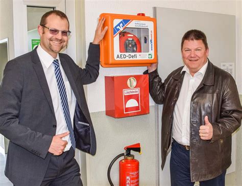Lesen sie hier, wie er funktioniert. Neuer Defibrillator für die Schulturnhalle | Niedernberg