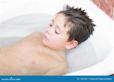 ослабленный мальчик ванны стоковое изображение изображение