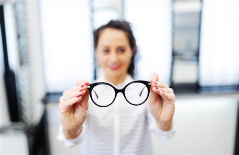 soczewki czy okulary co lepsze sprawdź jak wybrać optyk kraków
