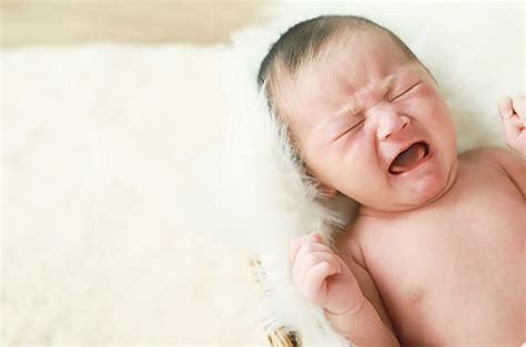 Cara Mengatasi Bayi Menangis Tanpa Panik