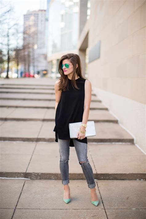 You can never go wrong with a black top and jeans outfit! What To Wear With Grey Jeans | 10+ Outfit Ideas To Inspire