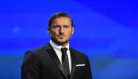 ينشط الفريق حالياً في الدوري الإسباني وملعبه الأساسي هو الواندا ميتروبوليتانو الذي يتسع حالياً لـ67 الف متفرج أكبر. توتي: روما بإمكانه تعقيد الأمور على أتلتيكو وتشيلسي