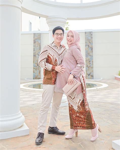 Dengan mengenakan piyama couple atau baju tidur couple, anda dan pasangan terlihat. 10 Inspirasi Baju Couple Muslim ala Selebgram Ayu Indriati ...
