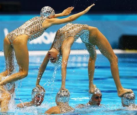 35 Amazing Photos Of Synchronized Swimmers And Their Stunning Moves