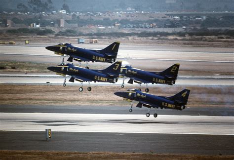Vier A 4 Skyhawk Flugzeuge Des Blue Angels Flight Demonstration Teams