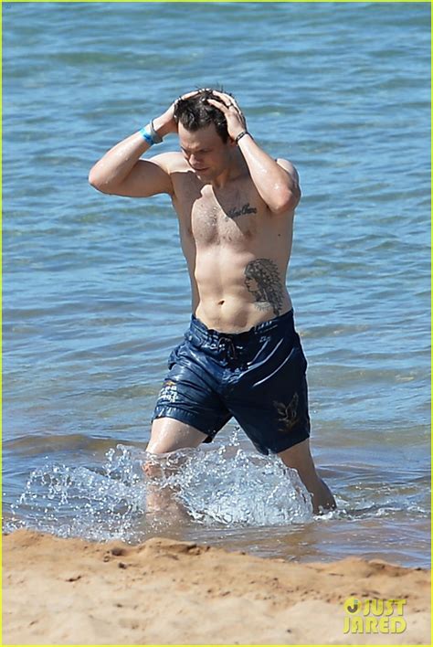 Jake Lacy Looks So Hot While Shirtless At The Beach In Hawaii Photo