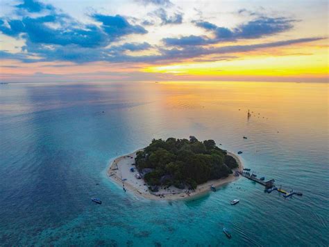 7 Pulau Terkecil Yang Menawan Di Indonesia BukaReview