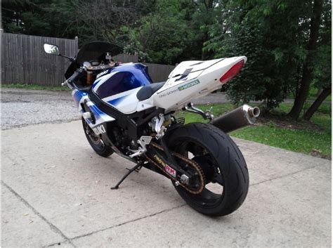 Ook de verf zit diep in de stof en het ziet er echt leuk. 2004 Suzuki Gsx-R 1000 for sale on 2040-motos