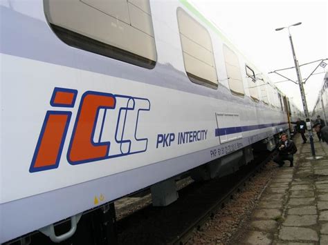 Pkp intercity podpisało z pks @polonus_pl porozumienie o współpracy, które przygotowuje do włączenia przewoźnika autobusowego do oferty wspólnego biletu. Pociąg PKP Intercity wjechał w drezynę. Jedna osoba ranna ...