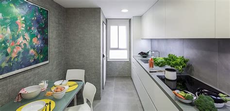 Pequeña y moderna casa con solución para iluminación y ventilación. Cómo decorar las cocinas pequeñas alargadas