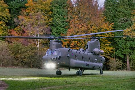 Raf Chinook Za684 Landing In A Confined Area Raf Chinook C Flickr