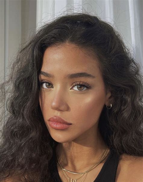 Pin By Skye Casiano On Hair And Beauty Brunette Aesthetic Brown Hair Green Eyes Curly Hair