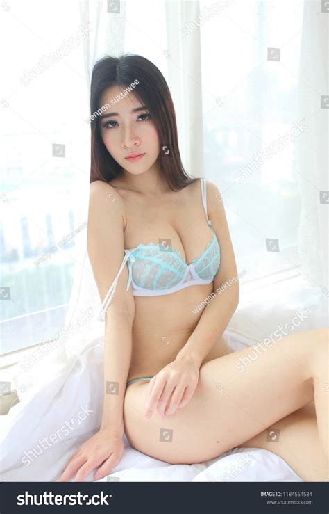 bella joven sexy mujer asiática desnuda Foto de stock 1184554534