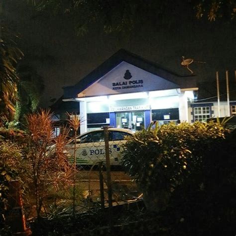 Polis menahan lelaki, 37, yang menyerah diri dengan membawa mayat teman wanitanya ke balai polis damansara, petaling jaya selepas mengaku membunuh mangsa, hari ini. Balai Polis Cawangan Trafik Kota Damansara
