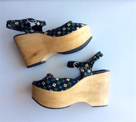 1970s Floral Wooden Platform Shoes Size 7