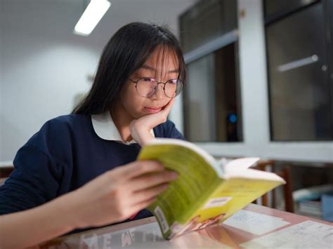 高中女孩喜愛閱讀英文 多益965分免修大學英文 englishok 中學英閱誌