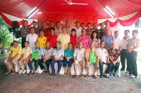 We provide service with much loving care. Sungai Way old folks receive ang pow - Citizens Journal ...