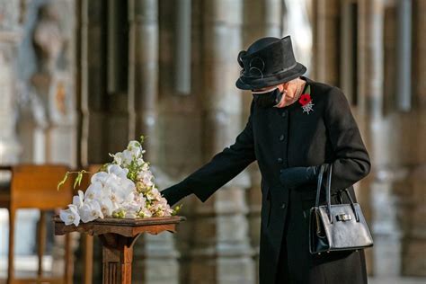 La reina isabel ii, quien cumple la cuarentena en el castillo de windsor, considera que cualquier celebración es inapropiada por la crisis sanita. La reina Isabel II hizo su primera aparición con ...